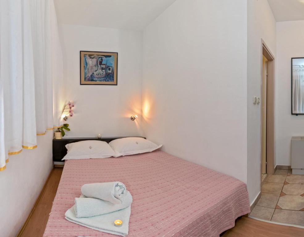 una camera da letto con un letto con due asciugamani sopra di Room in Bol with terrace, air conditioning, WiFi 3758-4 a Bol