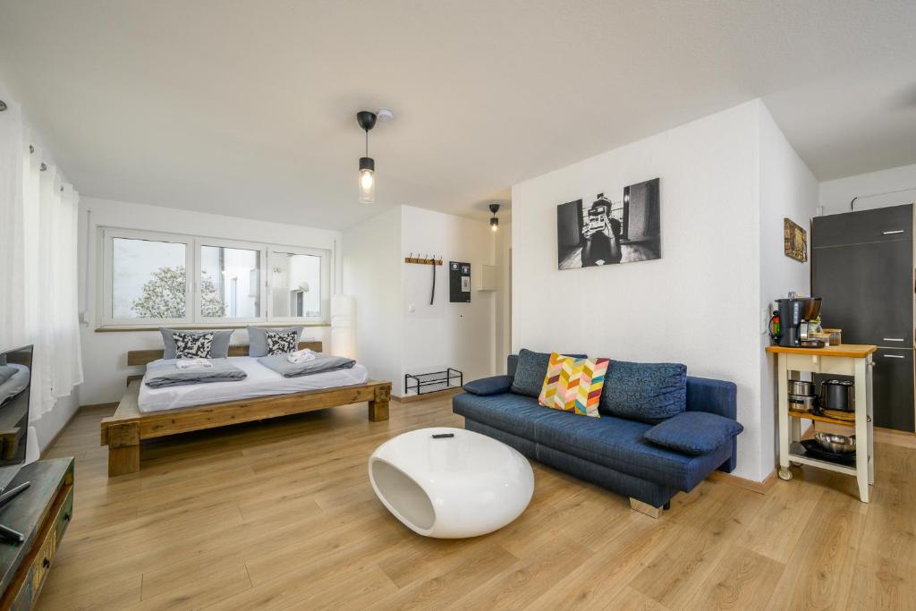 uma sala de estar com um sofá e uma mesa em Arbio I Spacious Apart near Auensee em Leipzig