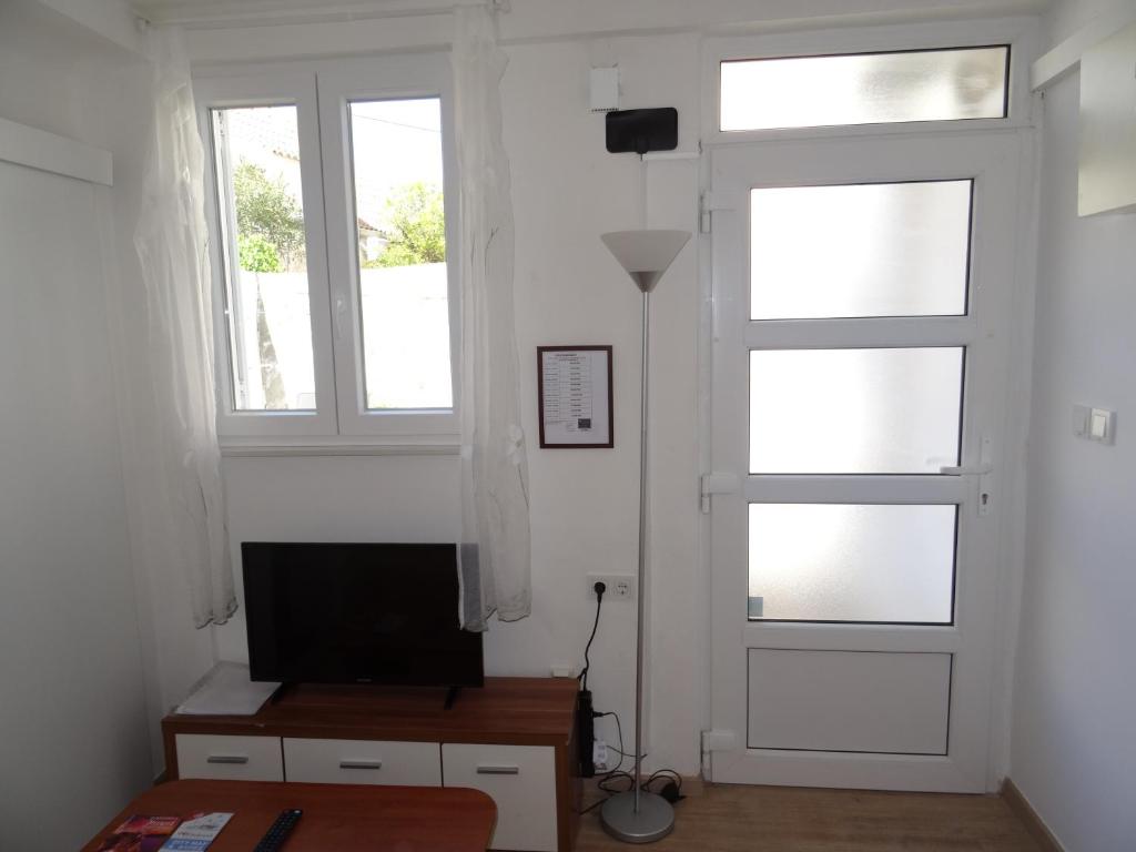 Televízia a/alebo spoločenská miestnosť v ubytovaní Apartments Only