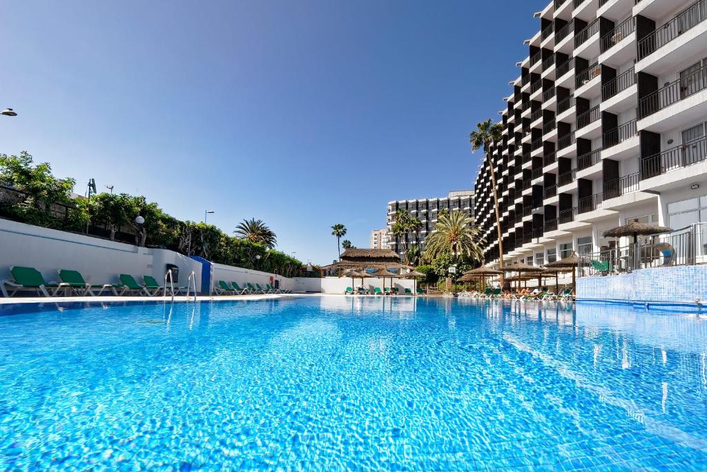 ein großer Pool in der Mitte eines Gebäudes in der Unterkunft Relaxia Beverly Park in Playa del Ingles