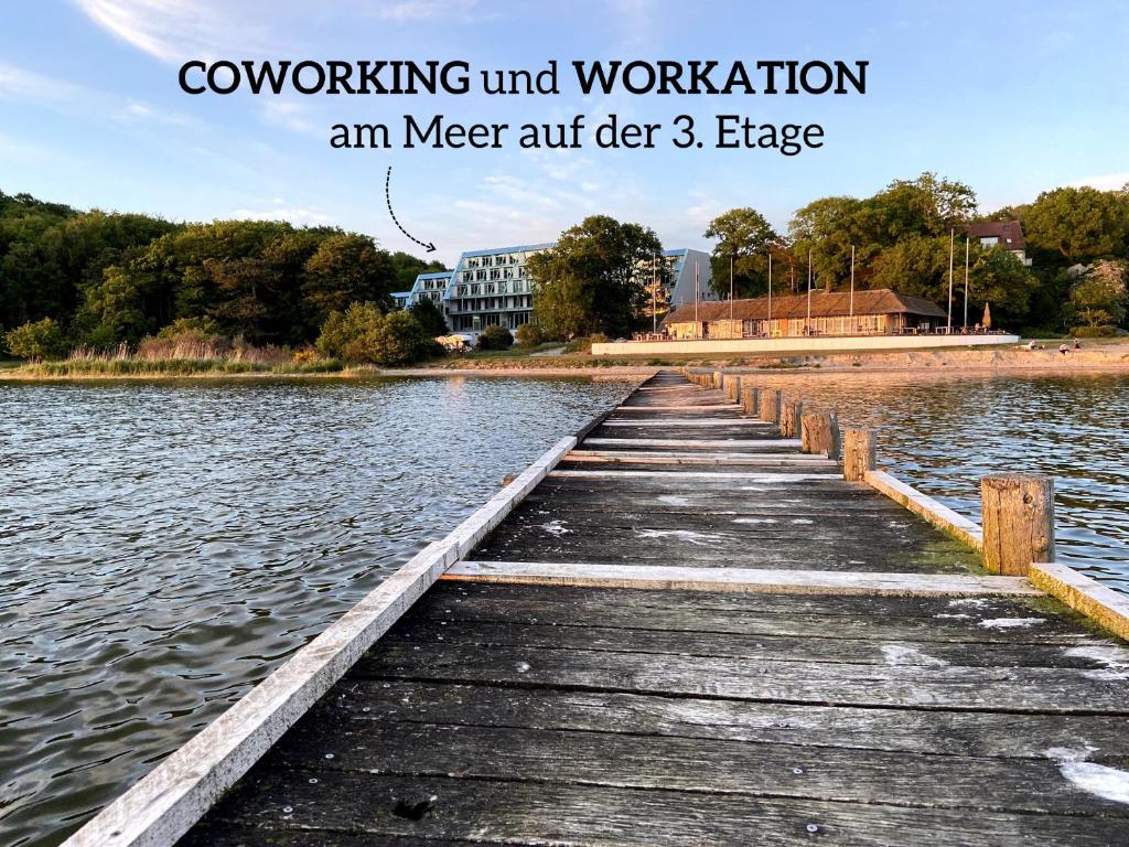 una pasarela sobre un cuerpo de agua en Project Bay - Workation / CoWorking en Lietzow