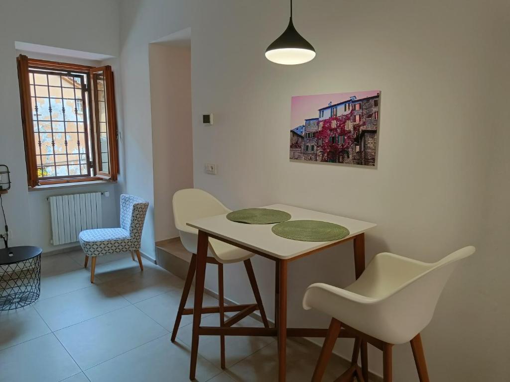 - une salle à manger avec une table et deux chaises dans l'établissement I Capricci di Florian, à Pérouse