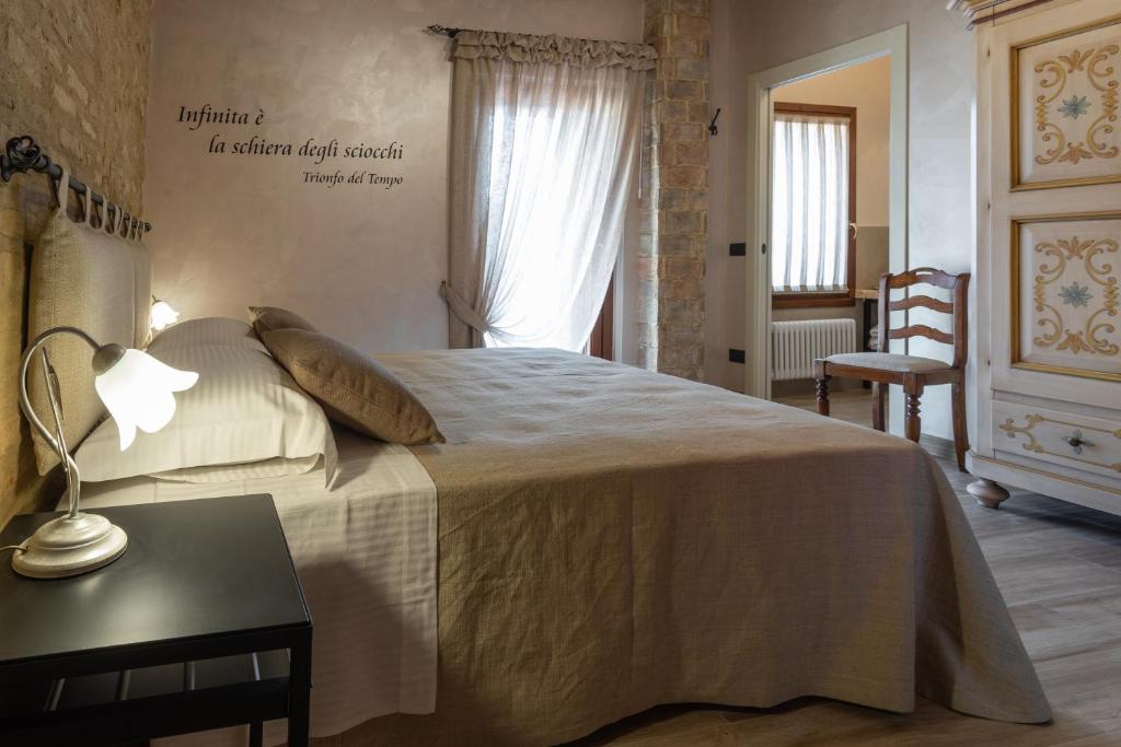 Postel nebo postele na pokoji v ubytování Borgo Petrarca