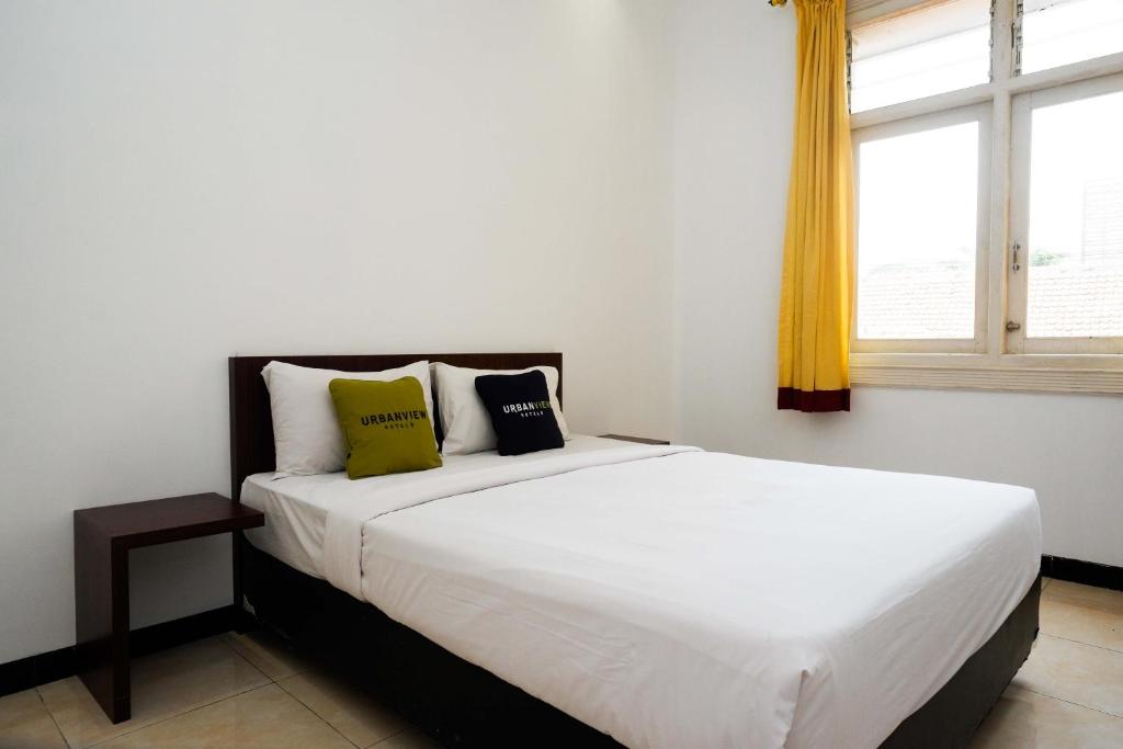 Postel nebo postele na pokoji v ubytování Urbanview Hotel Artama Simpang Lima by RedDoorz