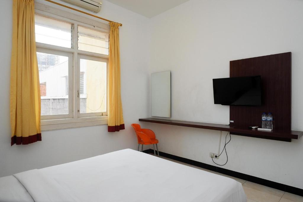 TV a/nebo společenská místnost v ubytování Urbanview Hotel Artama Simpang Lima by RedDoorz