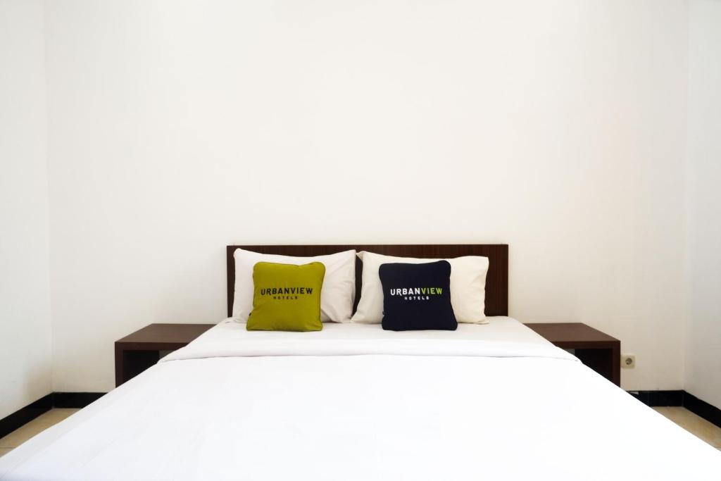 Postel nebo postele na pokoji v ubytování Urbanview Hotel Artama Simpang Lima by RedDoorz