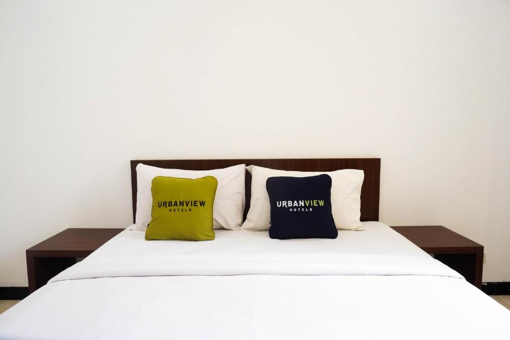 Postel nebo postele na pokoji v ubytování Urbanview Hotel Artama Simpang Lima by RedDoorz