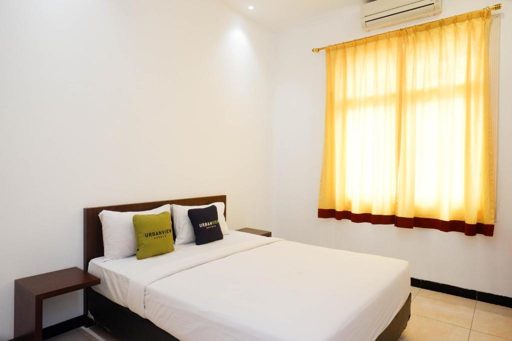 Postel nebo postele na pokoji v ubytování Urbanview Hotel Artama Simpang Lima by RedDoorz