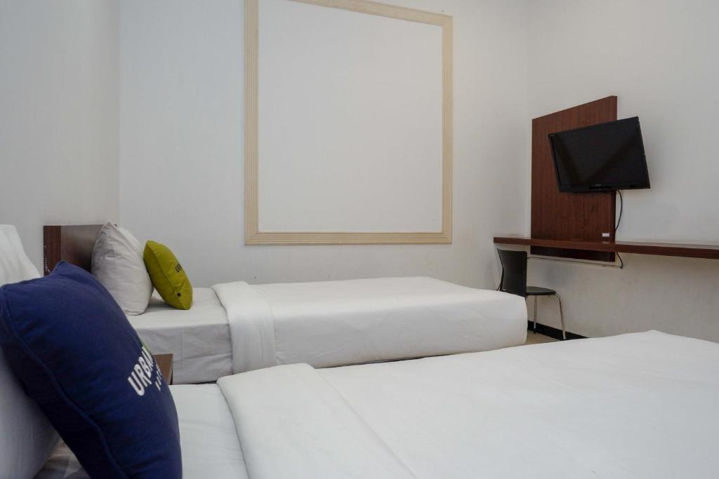 Postel nebo postele na pokoji v ubytování Urbanview Hotel Artama Simpang Lima by RedDoorz