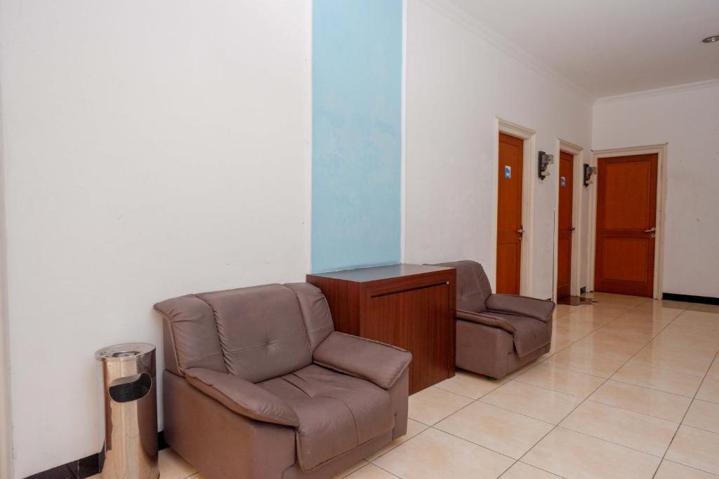 Posezení v ubytování Urbanview Hotel Artama Simpang Lima by RedDoorz