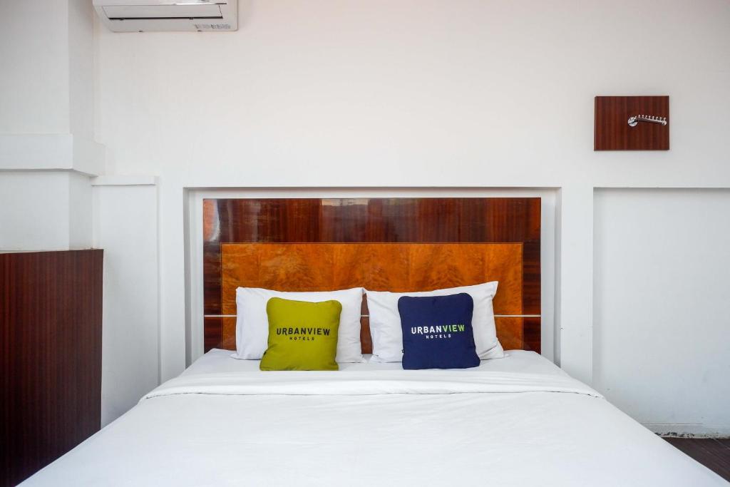 Postel nebo postele na pokoji v ubytování Urbanview Hotel Artama Simpang Lima by RedDoorz