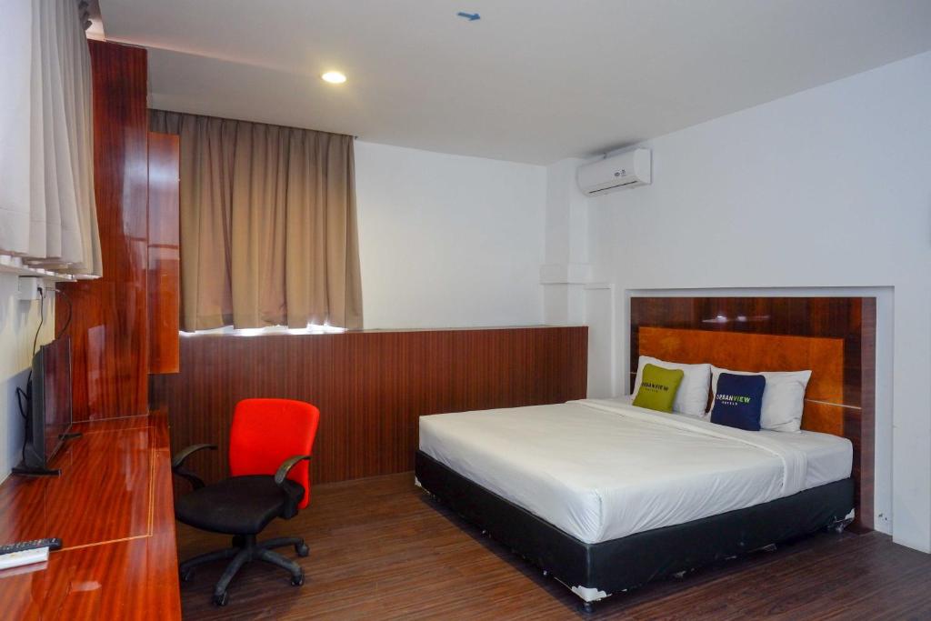 Postel nebo postele na pokoji v ubytování Urbanview Hotel Artama Simpang Lima by RedDoorz