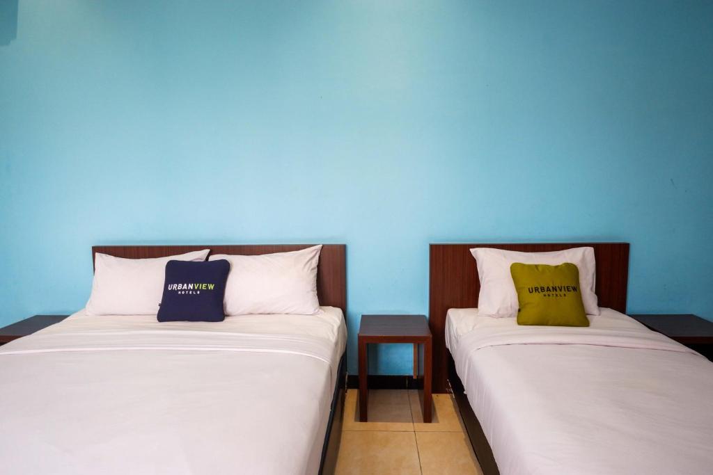 Postel nebo postele na pokoji v ubytování Urbanview Hotel Artama Simpang Lima by RedDoorz