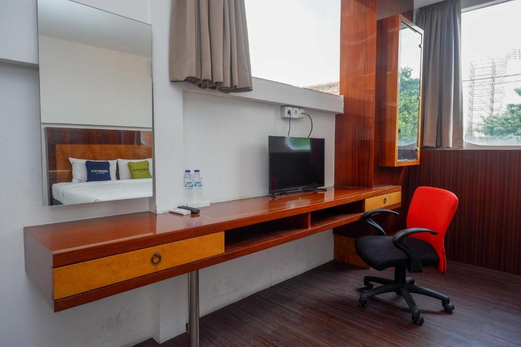 TV a/nebo společenská místnost v ubytování Urbanview Hotel Artama Simpang Lima by RedDoorz