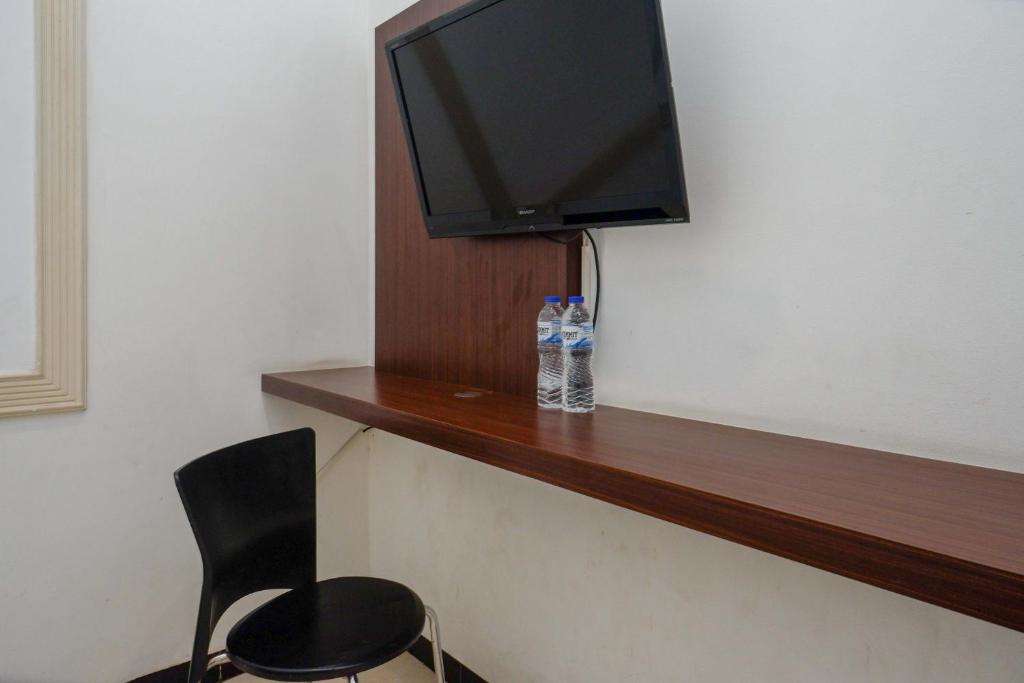 TV a/nebo společenská místnost v ubytování Urbanview Hotel Artama Simpang Lima by RedDoorz