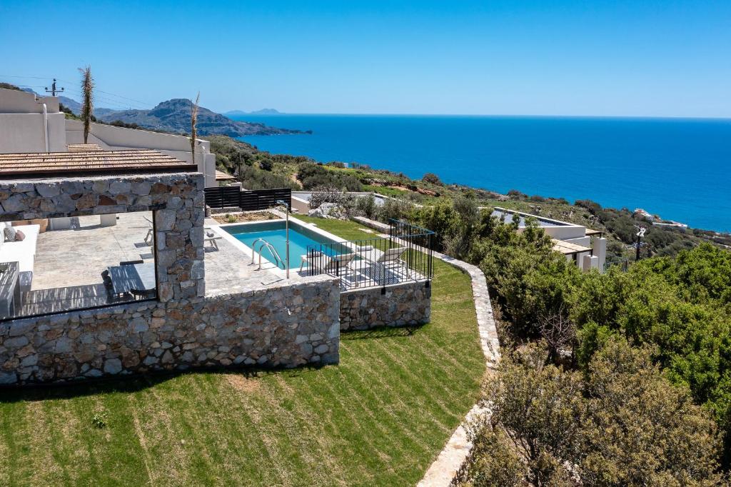 an image of a villa with a swimming pool and the ocean at Metatulia in Sellía