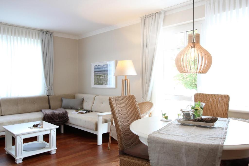 sala de estar con sofá y mesa en Haus am Park Wohnung Nr7, en Spiekeroog