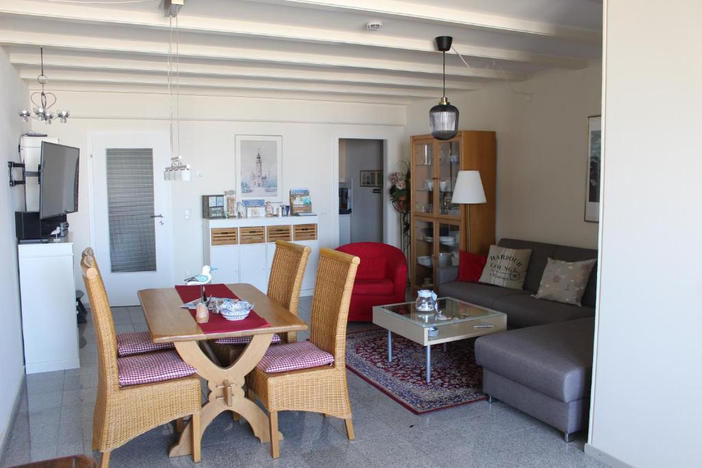 ein Wohnzimmer mit einem Tisch und einem Sofa in der Unterkunft Ferienappartements Marina Wendtorf an der Ostsee in Wendtorf