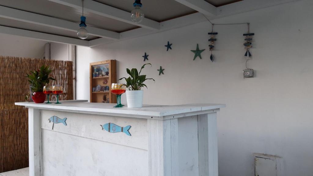 a counter in a room with stars on the wall at Residence Le Barchette in San Cataldo