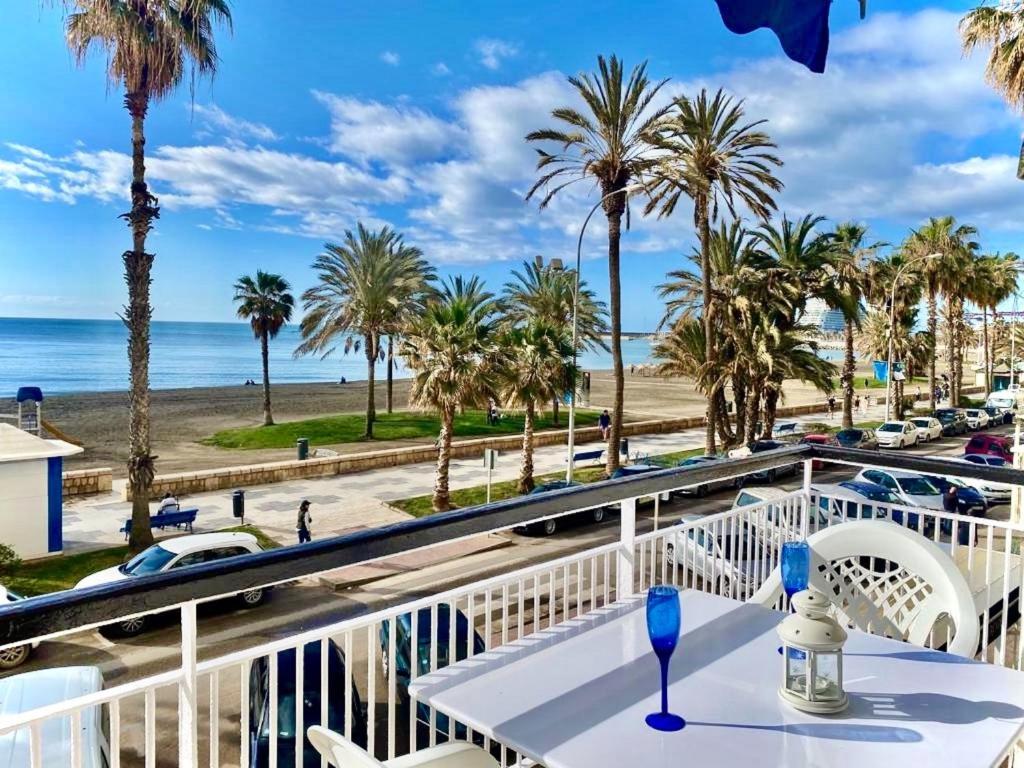 un tavolo su un balcone con vista sulla spiaggia di MalagaSuite Front Beach Malagueta a Málaga