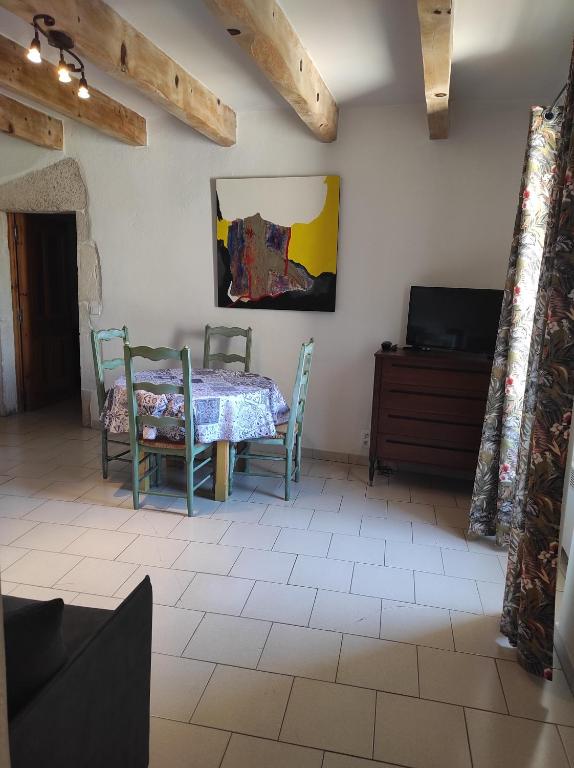TV a/nebo společenská místnost v ubytování Logis Hôtel Restaurant Gîte La Bastide du Vébron