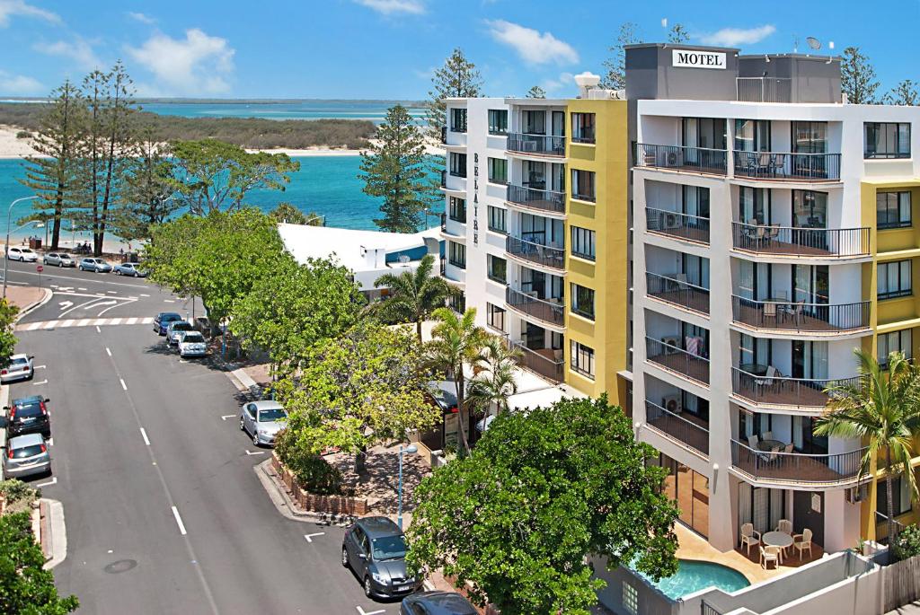 une vue aérienne sur une rue en face d'un bâtiment dans l'établissement Belaire Place, à Caloundra