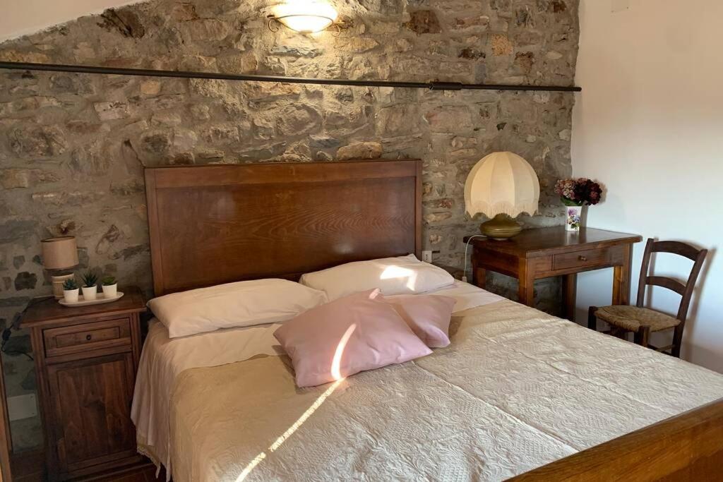 1 dormitorio con 2 almohadas en La Terrazza sulle Apuane, en Fivizzano