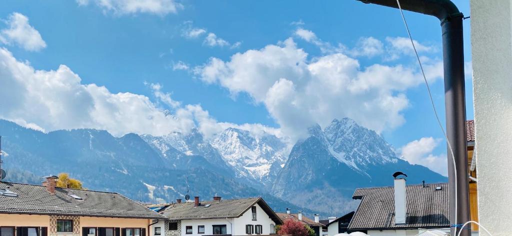 - une vue sur une chaîne de montagnes avec des maisons et des bâtiments dans l'établissement Ferienhaus Butterfly 2, à Garmisch-Partenkirchen