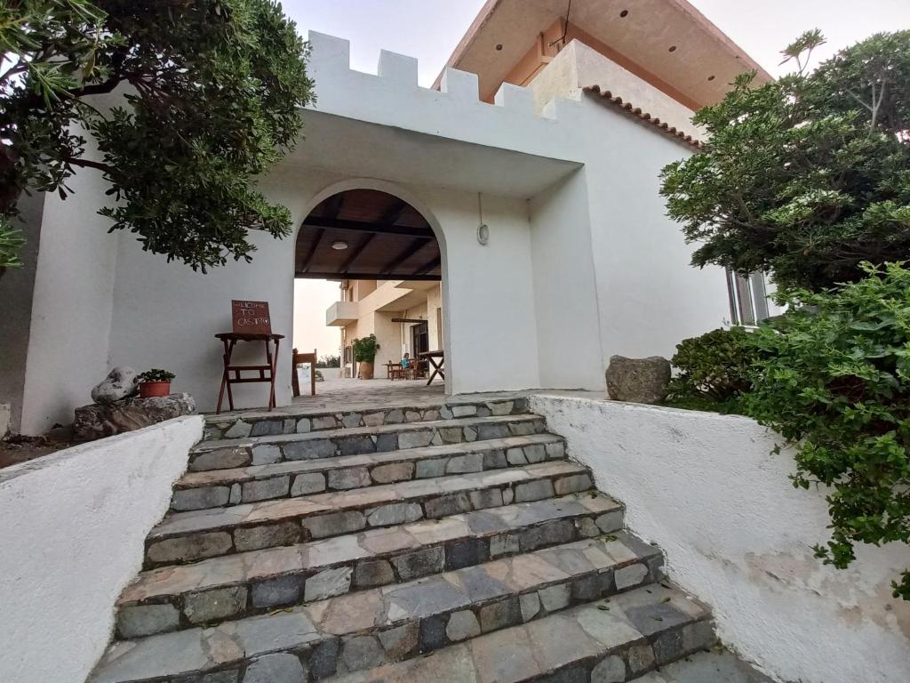 un conjunto de escaleras que conducen a una casa blanca en Castro Kerame en Kerames