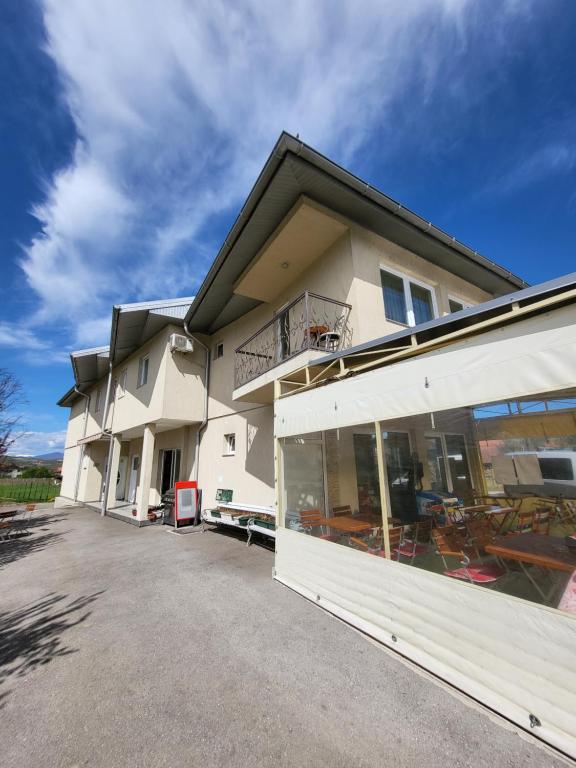 una casa blanca con muchas ventanas en Nihad B&B, en Visoko