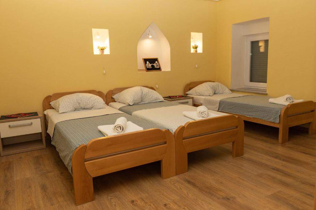 um quarto com duas camas com toalhas em Apartments Uno em Mostar