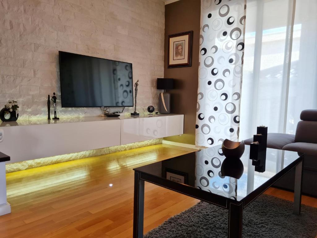 Televízia a/alebo spoločenská miestnosť v ubytovaní Holiday Home Drago