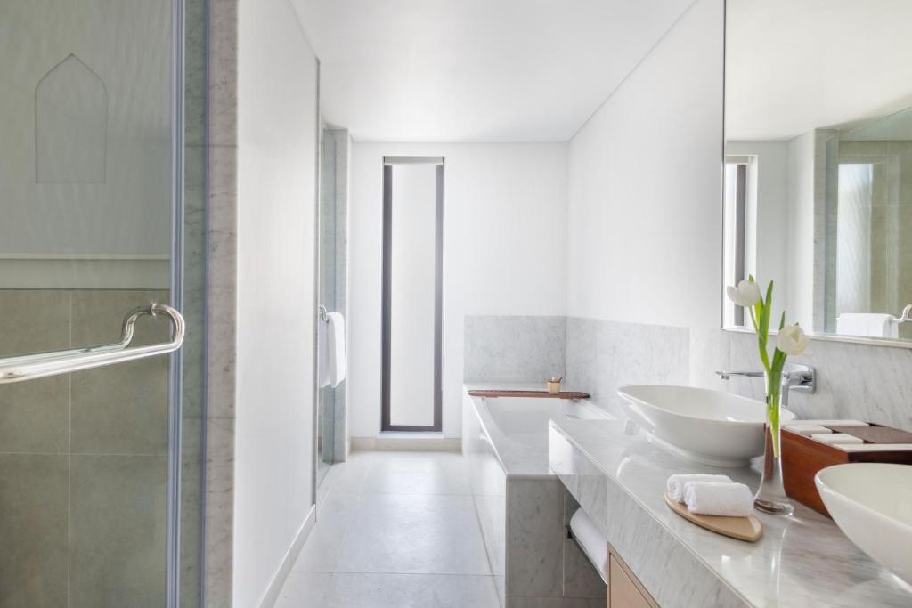 Koupelna v ubytování Zulal Wellness Resort by Chiva-Som