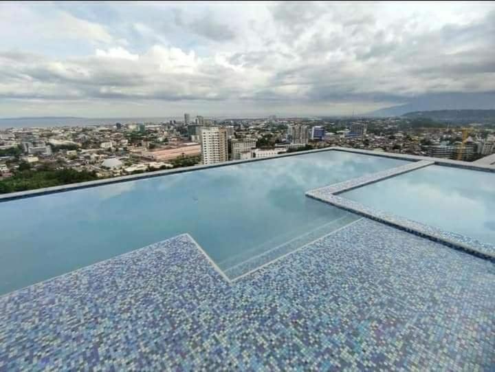 Bazén v ubytování AEON TOWERS STUDIO SUITE (by:skyspottravelcentra) nebo v jeho okolí
