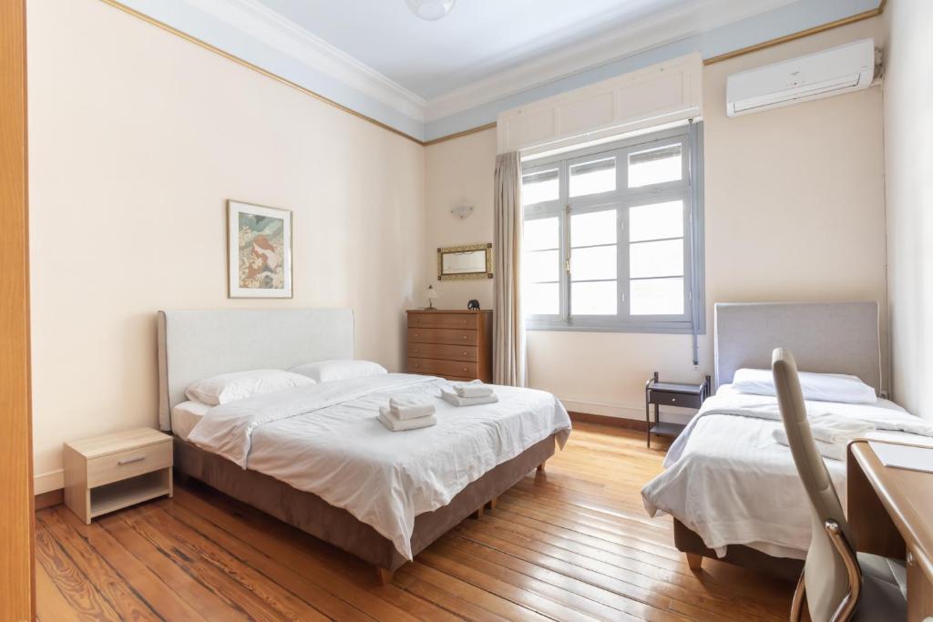 アテネにあるIdeal 4 bdr Apartment in Plaka for 10!のベッドルーム1室(ベッド2台、窓付)