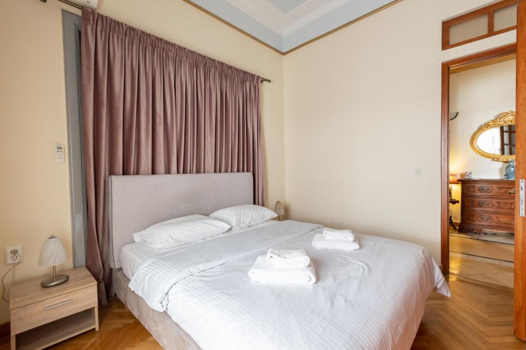 Posteľ alebo postele v izbe v ubytovaní Ideal 4 bdr Apartment in Plaka for 10!