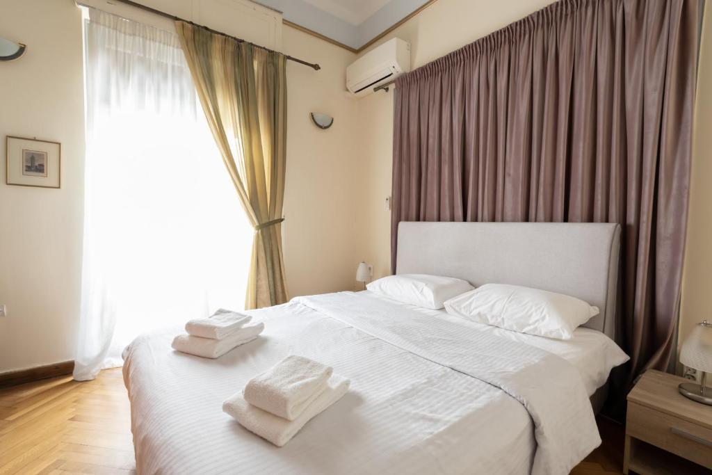Posteľ alebo postele v izbe v ubytovaní Ideal 4 bdr Apartment in Plaka for 10!