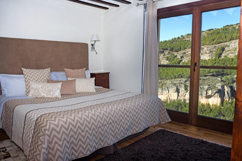 A bed or beds in a room at Los Ojos de la Mora Apartamentos Boutique