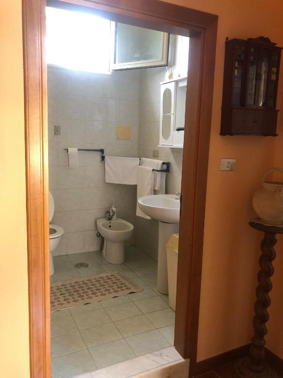 łazienka z toaletą i umywalką w obiekcie B&B 43 w mieście Santa Maria Capua Vetere