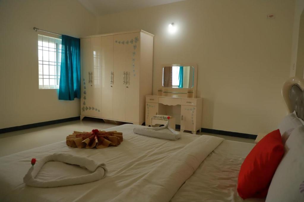 Postel nebo postele na pokoji v ubytování Hotel Aradhana Inn