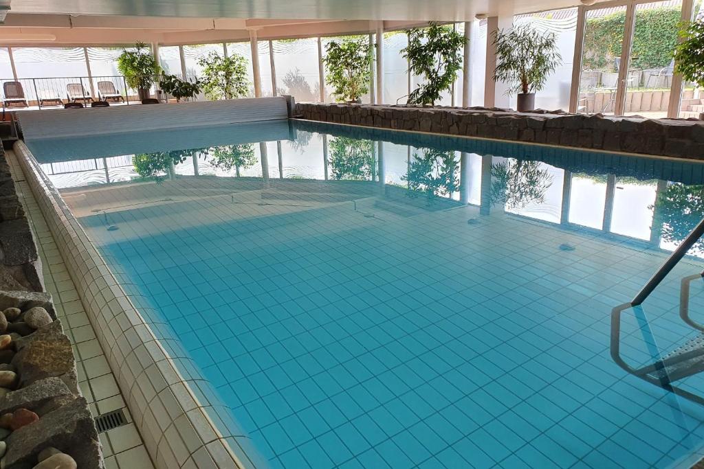 - une vue sur la grande piscine dans l'établissement Sport Hotel Kenzingen, à Kenzingen