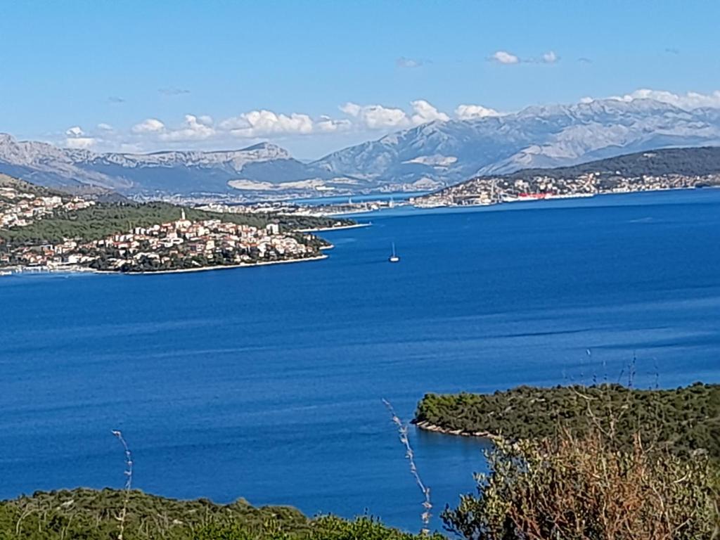 Una vista de un gran cuerpo de agua con montañas. en Apartments Kaskada, en Marina