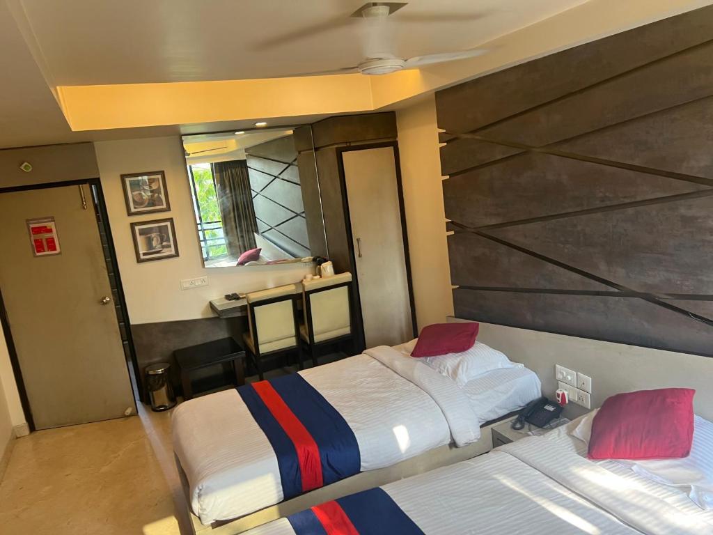 Postel nebo postele na pokoji v ubytování Hotel Aston International