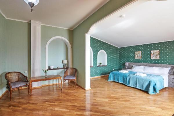 Hotel Antique - Family Room With Balcony