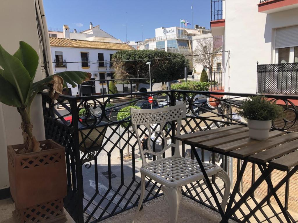 a patio with a table and chairs on a balcony at Bonito apartamento céntrico cerca de Sevilla in Alcalá de Guadaira