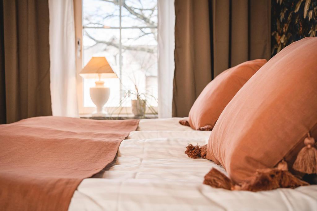 Postel nebo postele na pokoji v ubytování Två Systrar B&B
