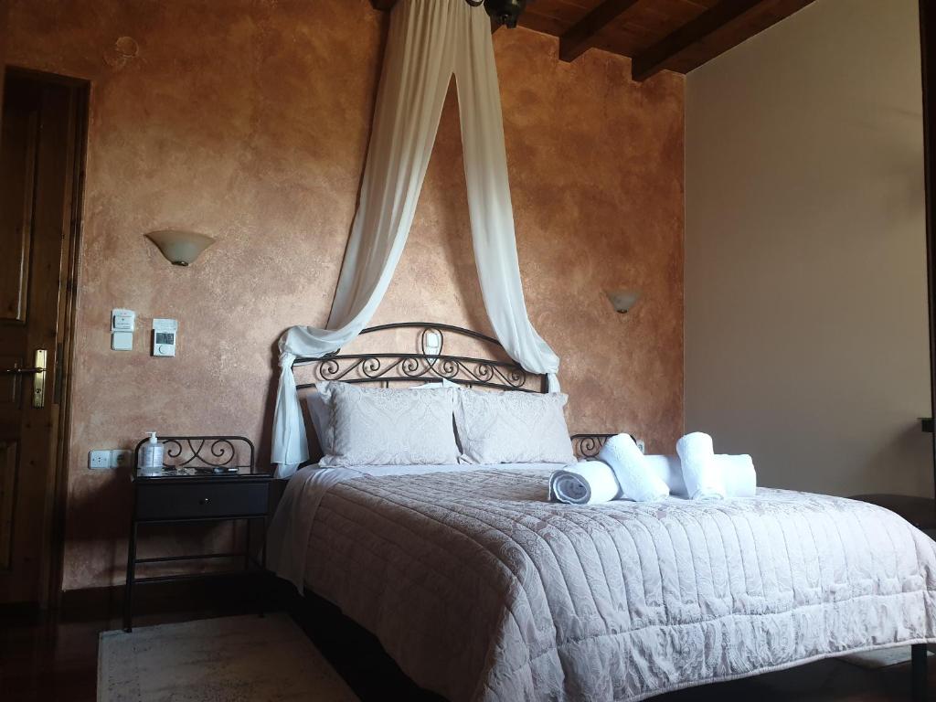 A bed or beds in a room at Xenonas Orizontes