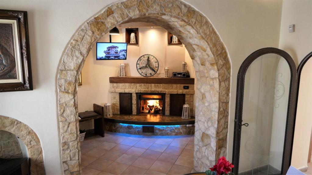 Un arco conduce a una sala de estar con chimenea. en Villetta Incanto relax, en Cava deʼ Tirreni