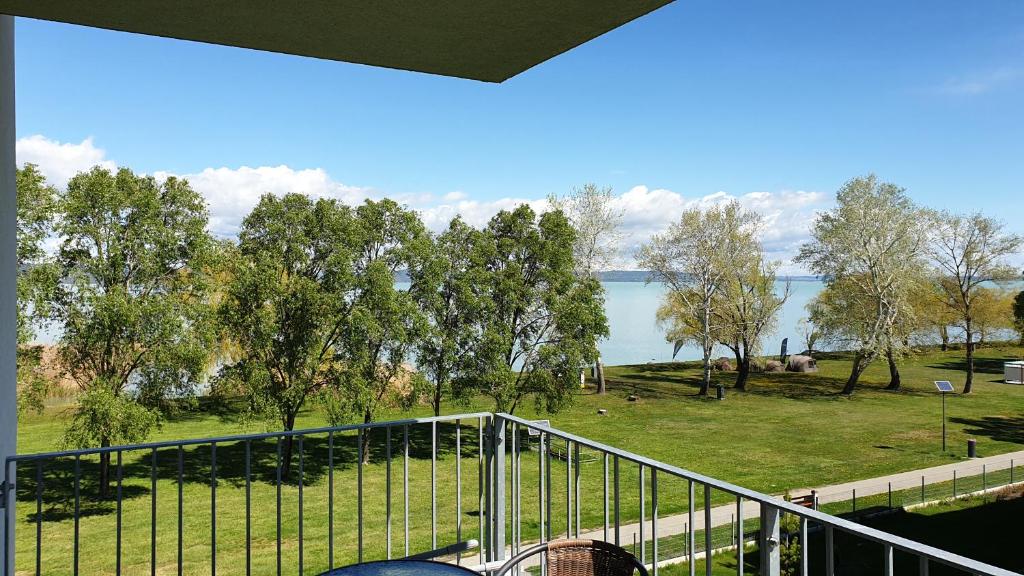 Elle comprend un balcon offrant une vue sur le lac. dans l'établissement Lelle Resort B26, à Balatonlelle
