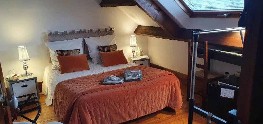 een slaapkamer met een bed met een rode sprei bij Le Noroit Chambres d'Hôtes in Fouras